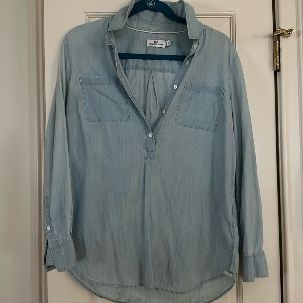 Vineyard Vines poplin chambray top